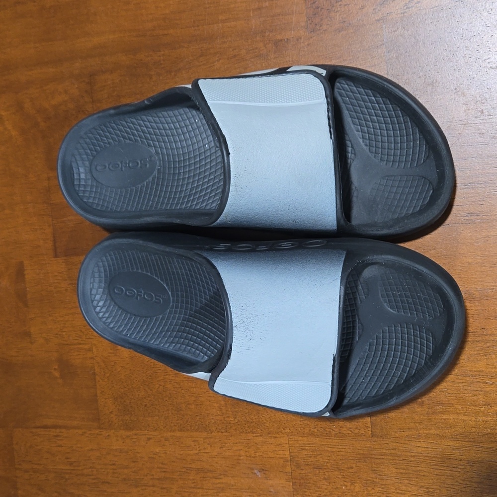 Oofos Slides with velcro, adjustable strap.  Black and gray.  Unisex W9, M7
